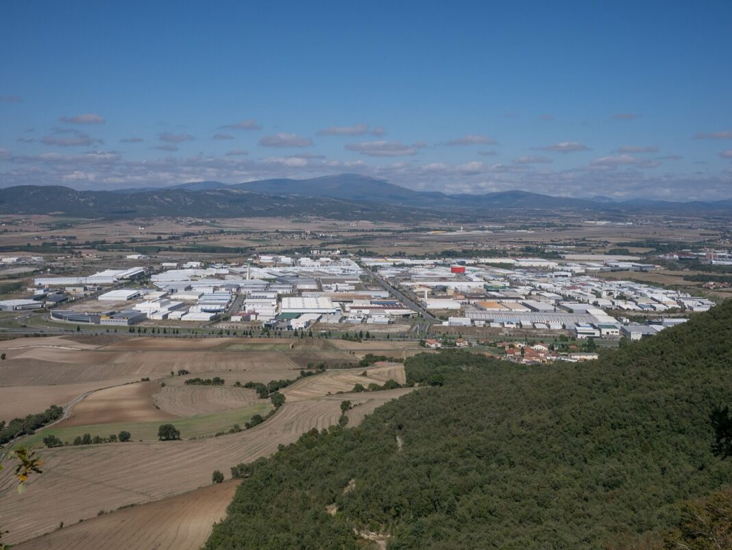 Vista panorámica del polígono industrial de Júndiz, en Vitoria-Gasteiz, rodeado de campos de cultivo y montes