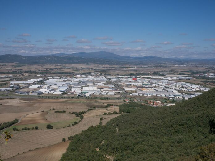 Vitoria: Medlog y el Puerto de Bilbao ganan la terminal de Júndiz Vista panorámica del polígono industrial de Júndiz, en Vitoria-Gasteiz, rodeado de campos de cultivo y montes
