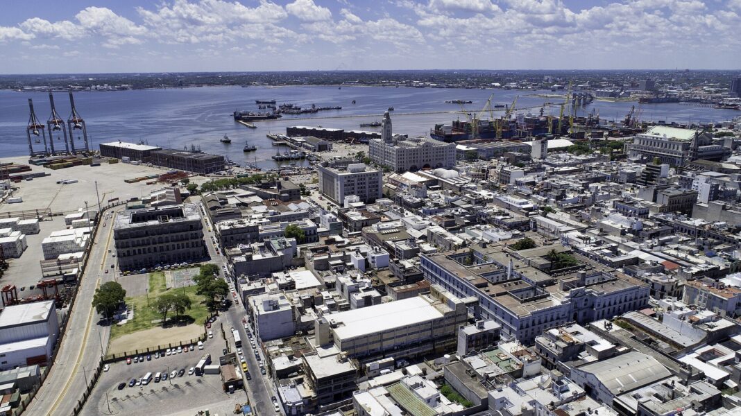 Vista aérea del puerto de Montevideo con la terminal de contenedores y la Ciudad Vieja