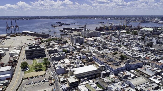 Montevideo: Katoen Natie amenaza con el CIADI tras cerrar el paro Vista aérea del puerto de Montevideo con la terminal de contenedores y la Ciudad Vieja