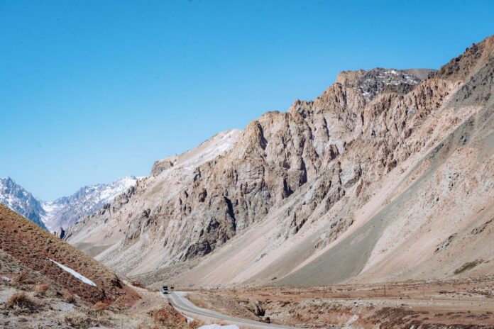 Mendoza: camioneros cruzan Las Cuevas sin pagar y el paso cierra Camión en la Ruta Nacional 7 a la altura de Los Penitentes, Mendoza, con los Andes nevados al fondo