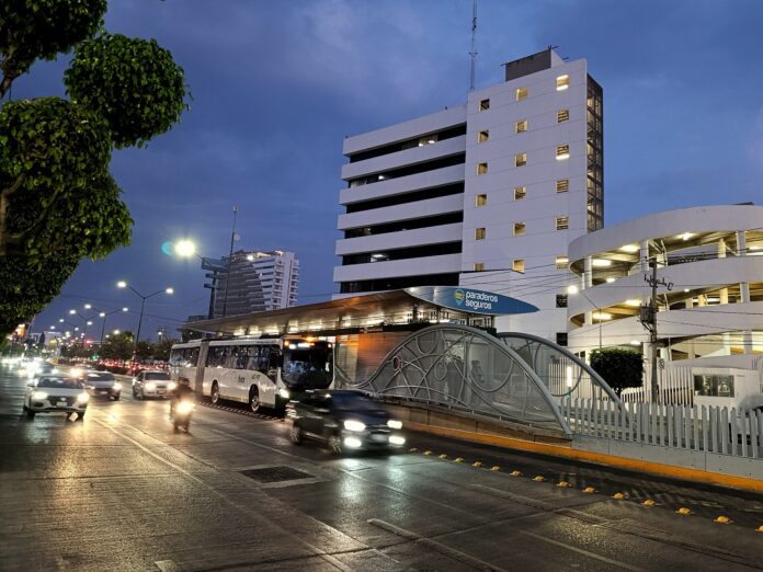 León: 19 autobuses eléctricos y un diésel que pesa 35% del costo Autobús articulado del SIT de León sale de la estación Central Camionera al anochecer, entre autos y motos