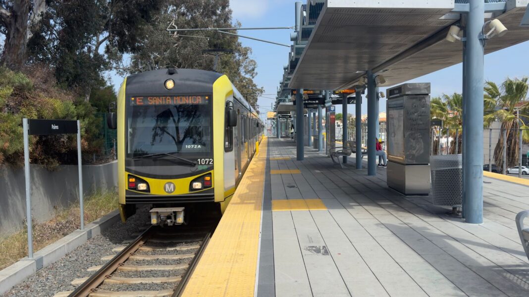 Tren ligero del Metro de Los Ángeles en la estación Palms de la línea E