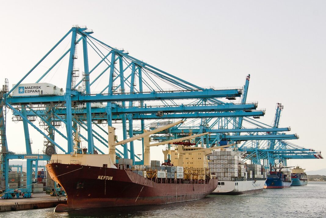 Grúas pórtico de Maersk España sobre buques portacontenedores atracados en el muelle Juan Carlos I del puerto de Algeciras
