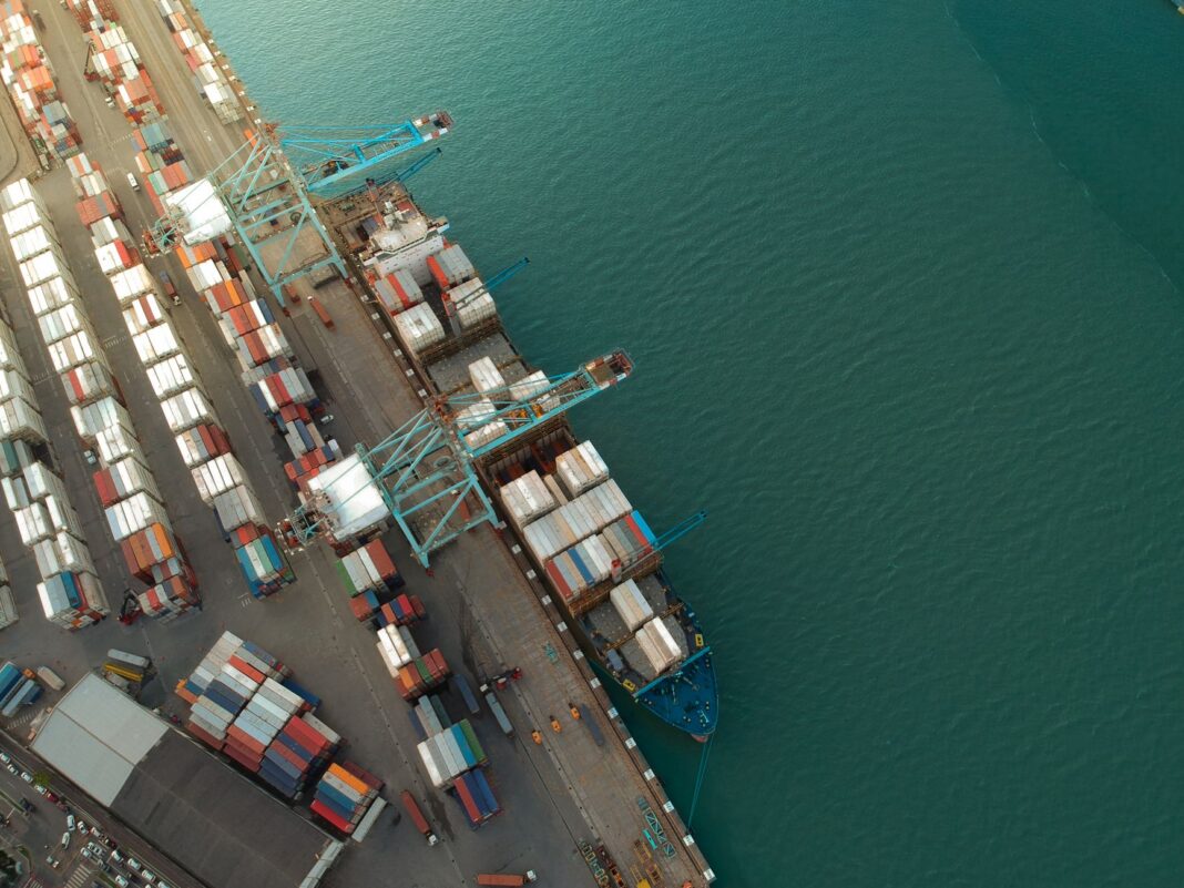 Vista aérea de un buque portacontenedores atracado en una terminal de Brasil