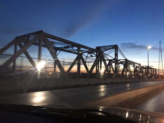 Bloqueos en Matamoros: camiones cierran 8 vías y puentes a Texas Puente Viejo entre Matamoros y Brownsville al atardecer, visto desde un vehículo