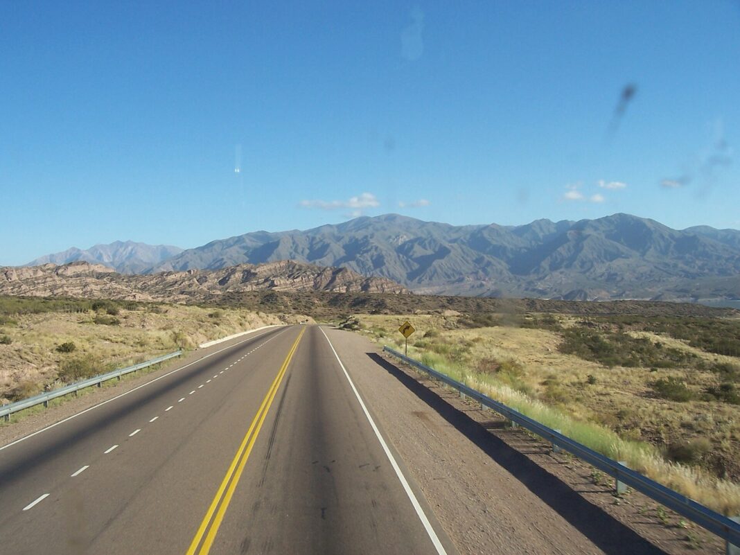 Ruta Nacional 7 en Mendoza, camino al Paso de la Cumbre, con guardarraíles y la cordillera al fondo