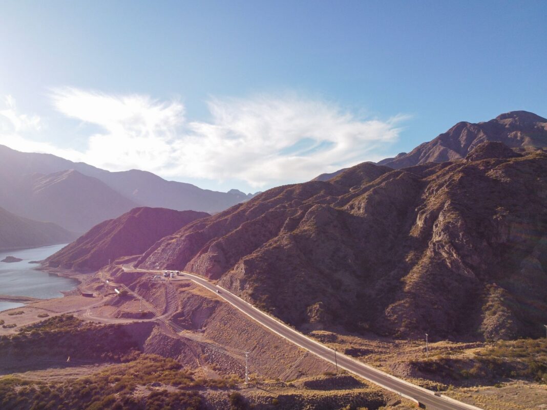 Ruta asfaltada entre cerros de la precordillera de Mendoza