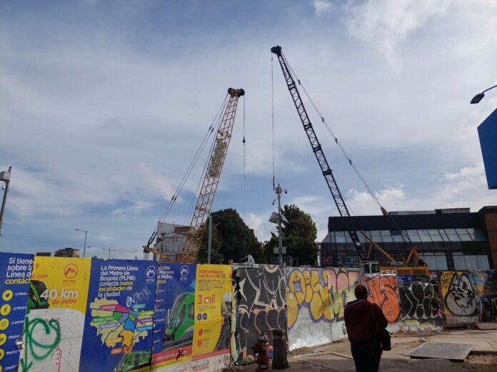 Hacienda mueve $313.000 millones del Metro de Bogotá al Caribe Grúas en las obras de la Línea 1 del Metro de Bogotá detrás del cerramiento