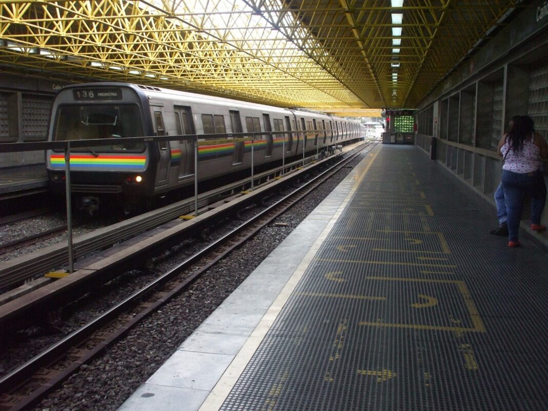 Tren del Metro de Caracas detenido en el andén de la estación Caño Amarillo