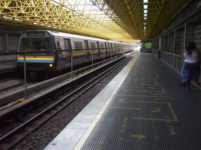 Metro de Caracas sube el pasaje de 90 a 160 bolívares sin aviso Tren del Metro de Caracas detenido en el andén de la estación Caño Amarillo