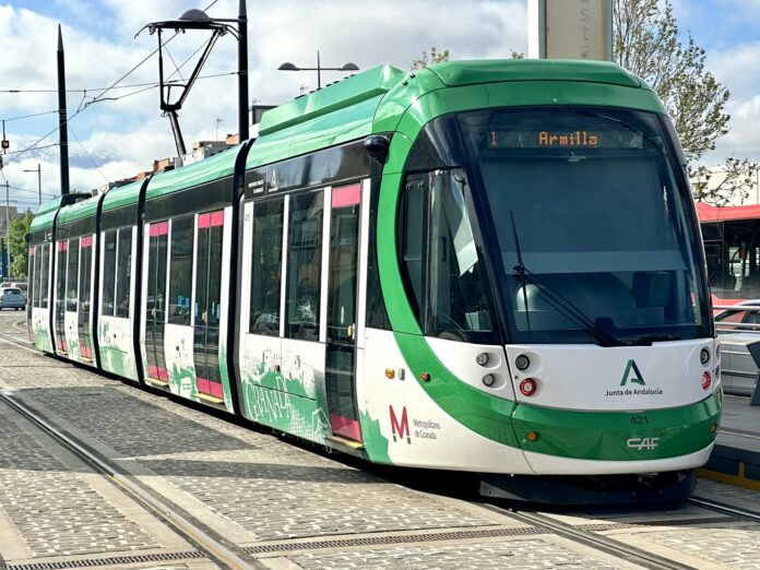 Metro de Granada suma 29 jornadas de huelga hasta enero Tren del Metro de Granada con destino Armilla en la parada Estación de Autobuses