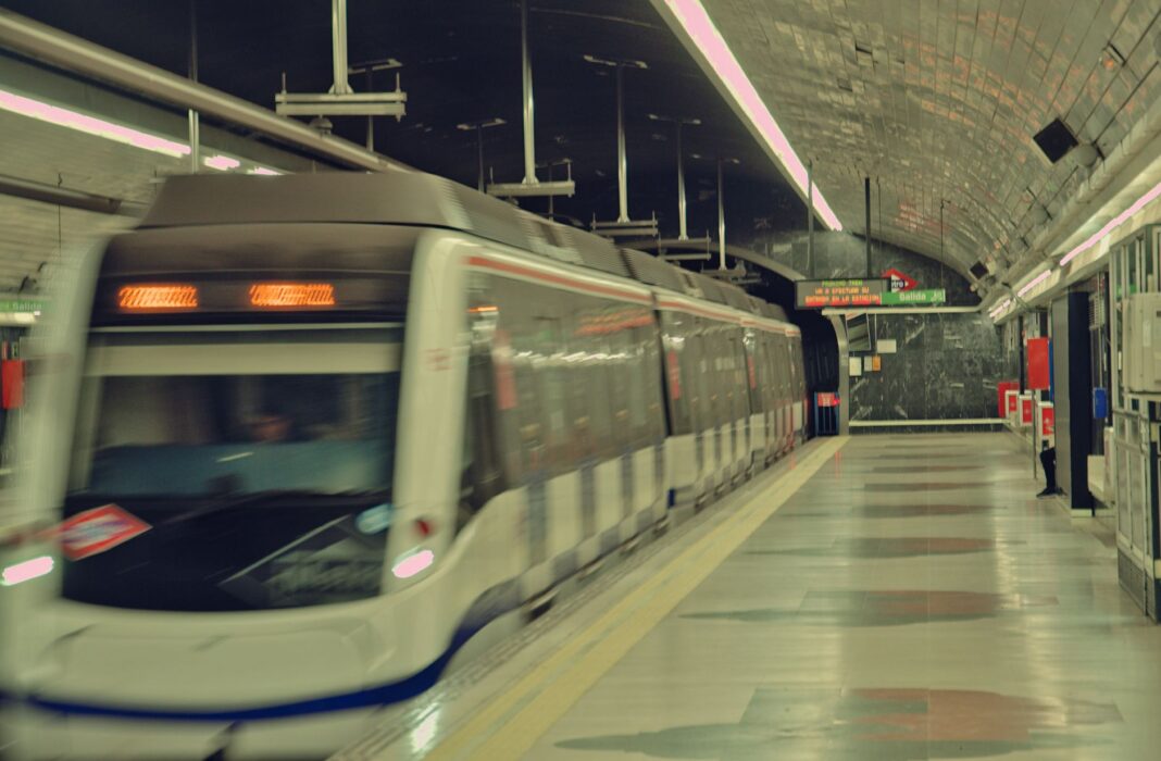Tren de Metro de Madrid entrando en un andén subterráneo