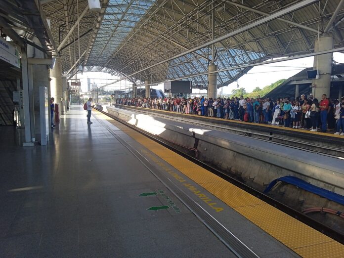 Falla eléctrica parte en dos la Línea 1 del Metro de Panamá Andén de la estación San Miguelito de la Línea 1 del Metro de Panamá lleno de pasajeros en espera
