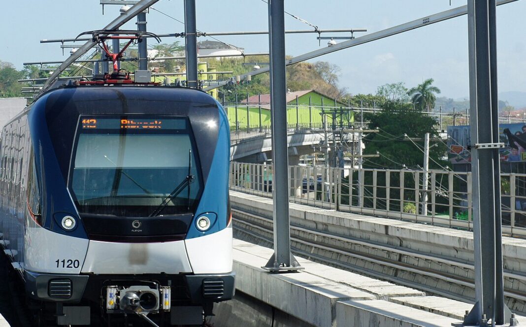 Tren de la Línea 1 del Metro de Panamá sobre el viaducto, con destino Albrook