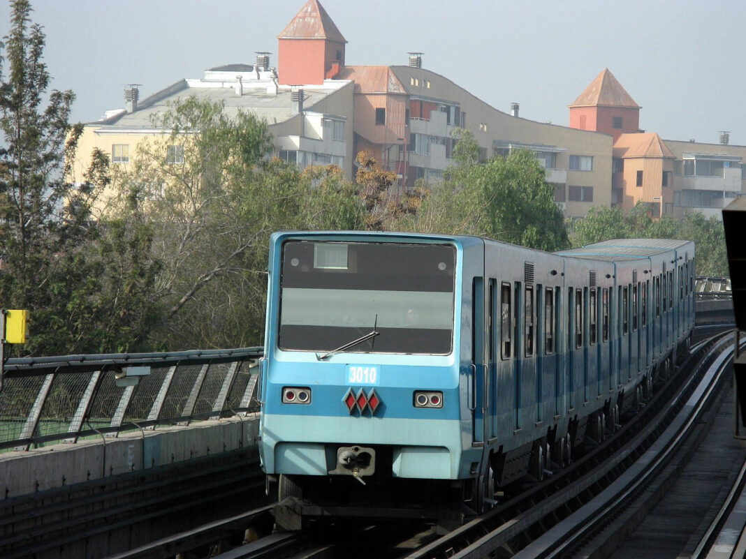 Tren celeste de la Línea 5 del Metro de Santiago circula por un viaducto