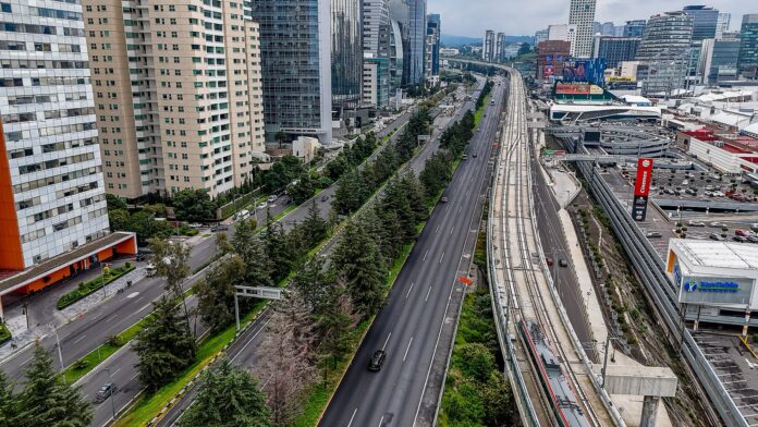 México-Toluca: 37 horas de bloqueo traban la carga rumbo al AICM Autopista México-Marquesa a su paso por Santa Fe, junto al viaducto del Tren Interurbano México-Toluca
