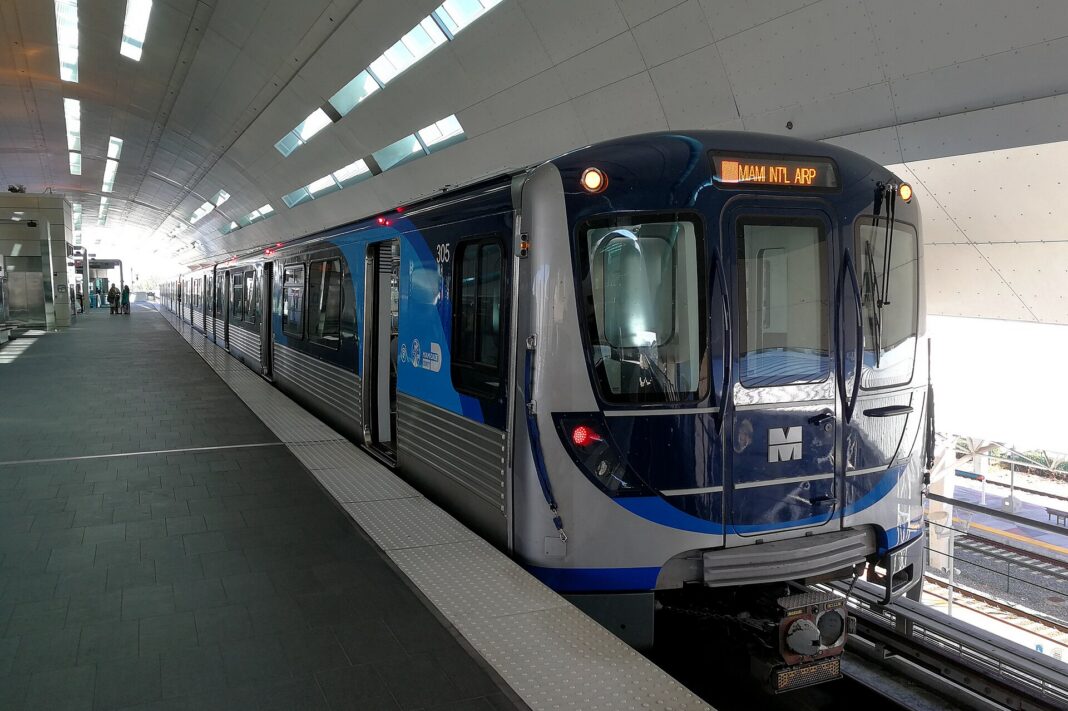 Tren de Metrorail detenido en el andén de la estación del aeropuerto de Miami