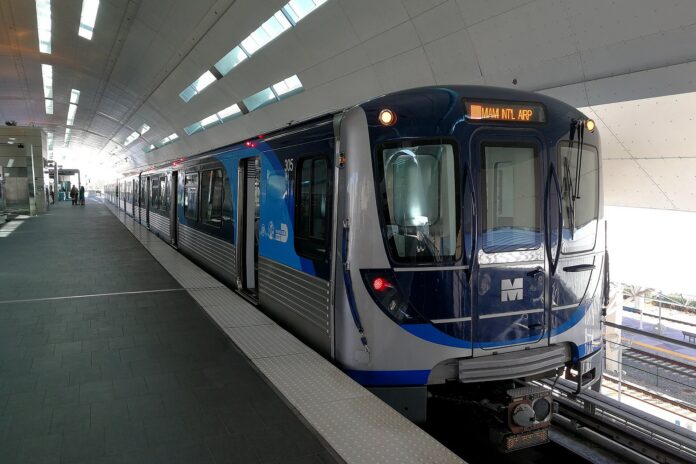 Miami-Dade sube a US$2,75 el pasaje de Metrorail y autobús Tren de Metrorail detenido en el andén de la estación del aeropuerto de Miami