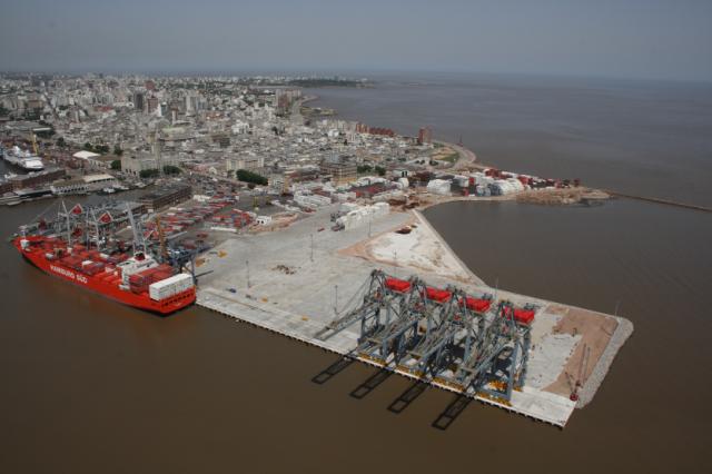 MSC pide quitar a TCP la prioridad de atraque en Montevideo Vista aérea de la terminal de contenedores de TCP en el puerto de Montevideo con un buque atracado
