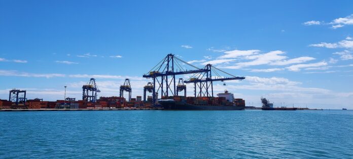 Valencia: la terminal de MSC sube a 1.656 M€ y la obra se retrasa Grúas portacontenedores y un buque atracado en el puerto de Valencia