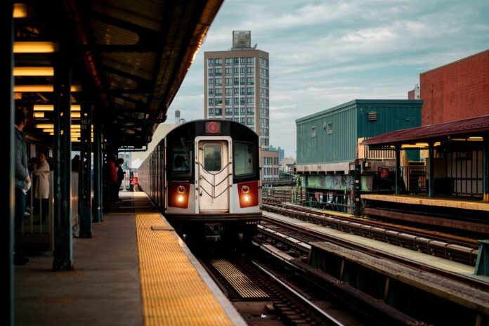 MTA de Nueva York: aranceles suman US$1.000 M a trenes y buses Tren de la línea 4 del metro de Nueva York llega a una estación elevada en el Bronx