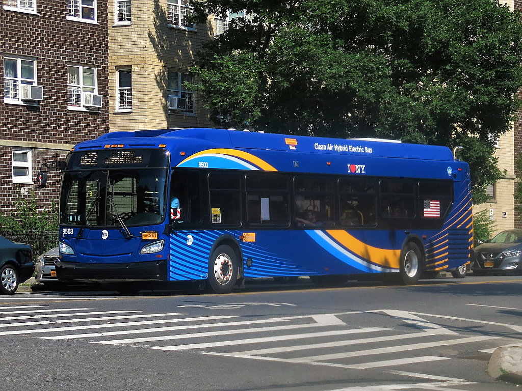 Autobús híbrido azul de MTA New York City Bus en la ruta B62, en una calle de Nueva York