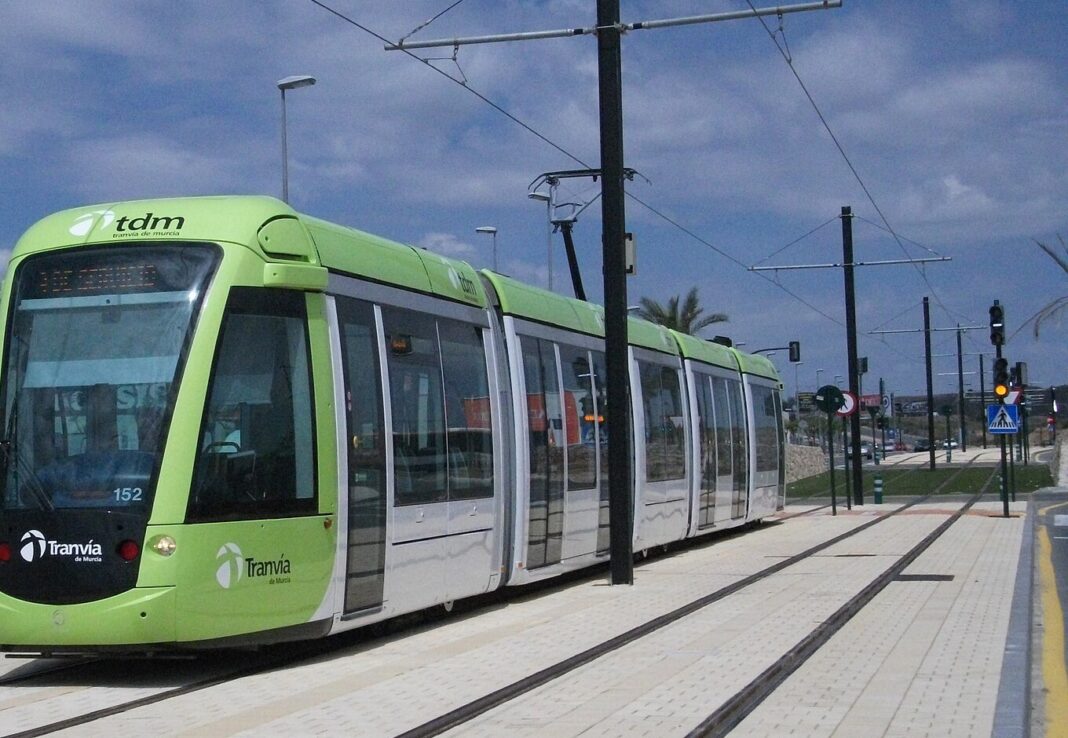 Tranvía de Murcia circulando por su plataforma junto a una avenida