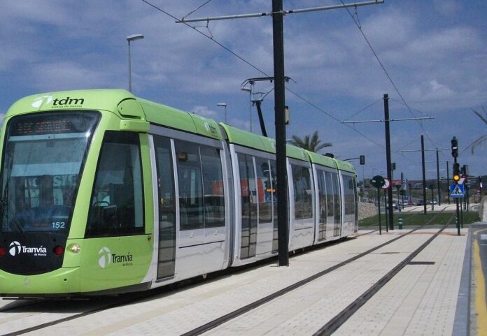 Murcia: huelga de autobuses y tranvía cada jueves de octubre Tranvía de Murcia circulando por su plataforma junto a una avenida