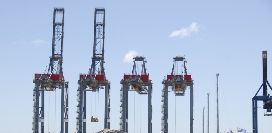 Grúas pórtico de contenedores en el puerto de Montevideo