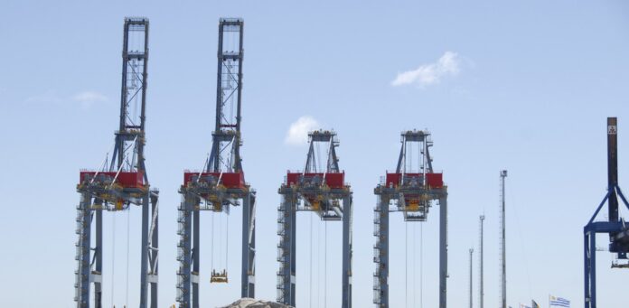 Montevideo: Neltume defiende su segunda terminal de US$900 M Grúas pórtico de contenedores en el puerto de Montevideo