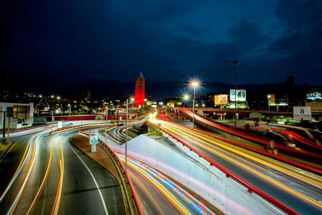 Vías rápidas de Monterrey de noche con estelas de luz de los autos