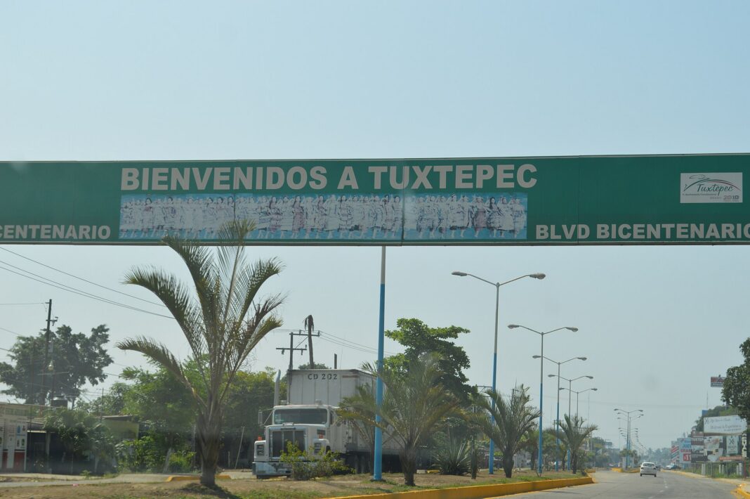 Tráiler estacionado junto al arco de bienvenida a Tuxtepec, Oaxaca