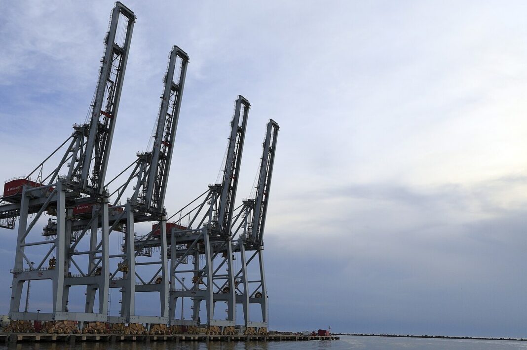 Grúas pórtico de la terminal de contenedores del puerto de Montevideo vistas desde el agua