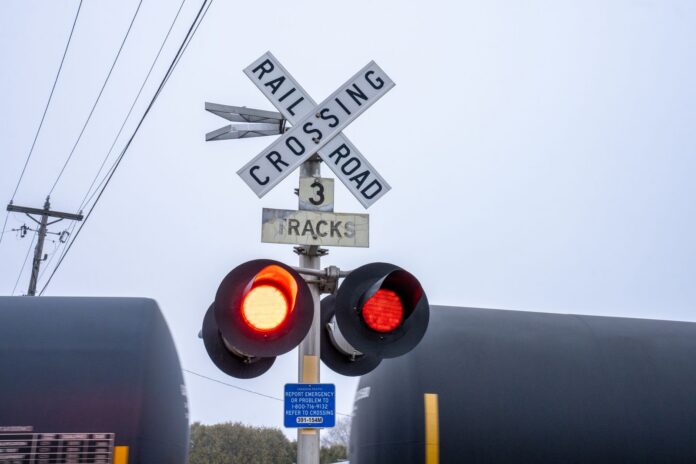 Ohio: tren parado frena 7 minutos a bomberos y muere mujer de 89 Cruce ferroviario con las luces rojas encendidas mientras pasa un tren de carga