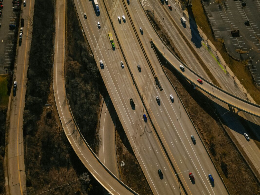 Autopista con camiones y autos en Cincinnati, Ohio, vista desde el aire