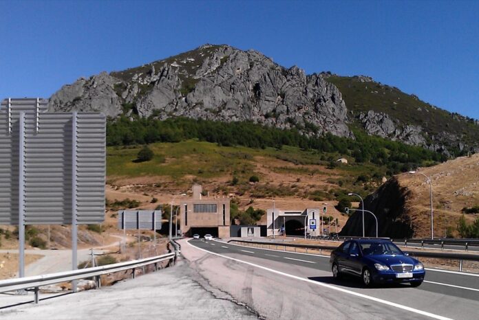 Peaje del Huerna: cinco años de prórroga y tres frentes abiertos Entrada del túnel del Negrón en la autopista AP-66, con un turismo azul circulando y montañas rocosas al fondo