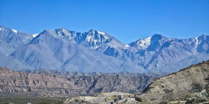 Mendoza: camioneros rechazan el peaje de Las Cuevas de $9.300 Camión en una ruta de montaña con la cordillera de los Andes al fondo
