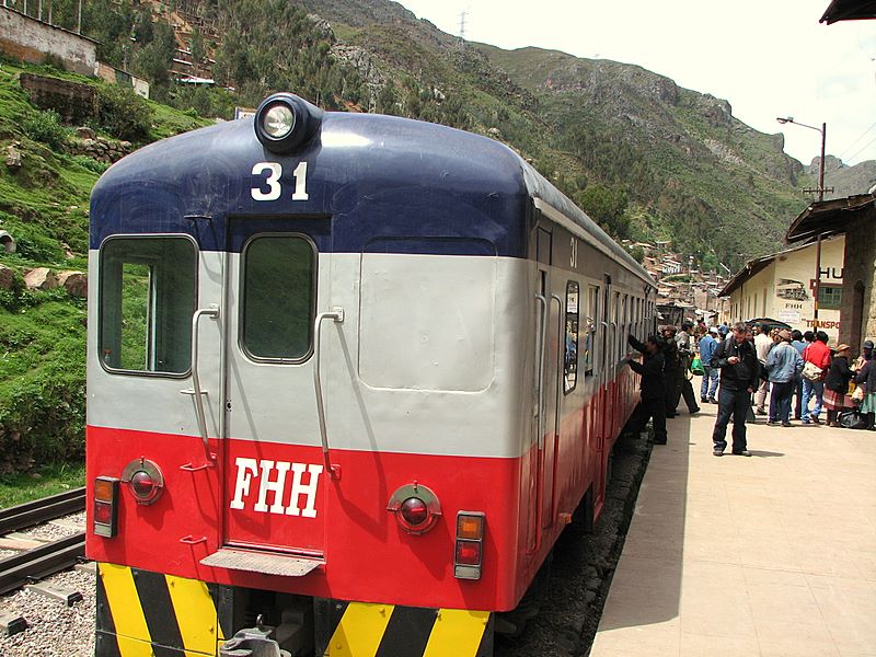 Autovagón 31 del Ferrocarril Huancayo-Huancavelica junto al andén de la estación de Huancavelica