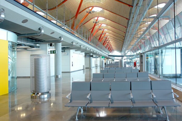 España: Plus Ultra baja de 5 a 2 sus vuelos Madrid-Buenos Aires Sala de embarque vacía en la terminal T4 del aeropuerto de Madrid-Barajas