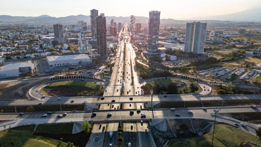Vista aérea de una autopista y un distribuidor vial en la ciudad de Puebla