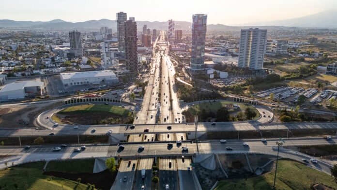 Puebla: robo a carga en la autopista 150 baja a 73 casos al mes Vista aérea de una autopista y un distribuidor vial en la ciudad de Puebla
