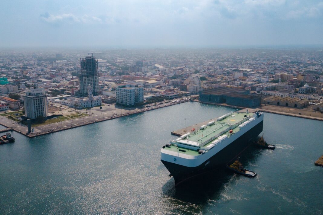 Vista aérea del puerto de Veracruz con un buque atracando junto al centro de la ciudad