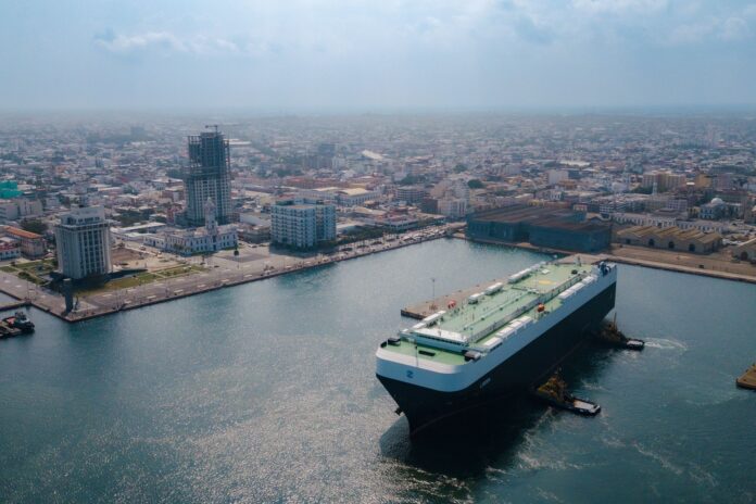 Puerto de Veracruz: Sheinbaum abre puente de 2 km por 861 mdp Vista aérea del puerto de Veracruz con un buque atracando junto al centro de la ciudad