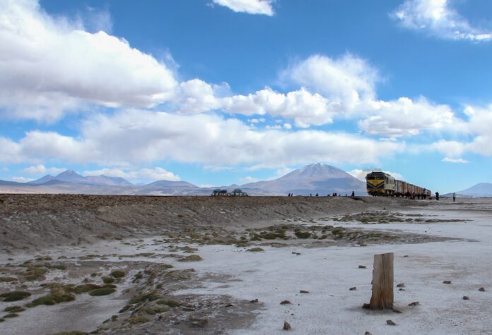 Puerto Seco de Oruro pacta con Arica y alista terminal férrea Tren de carga cruza el altiplano boliviano con montañas al fondo