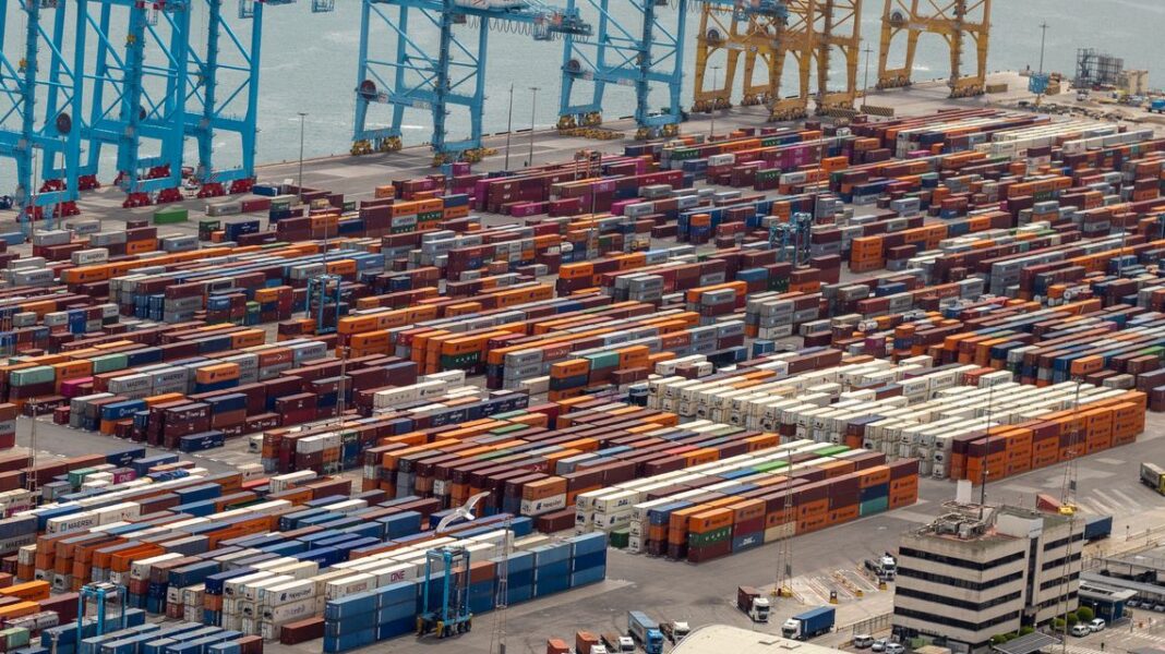 Puertos de México mueven 3,4% más contenedores y menos autos Patio de contenedores y grúas pórtico en una terminal portuaria