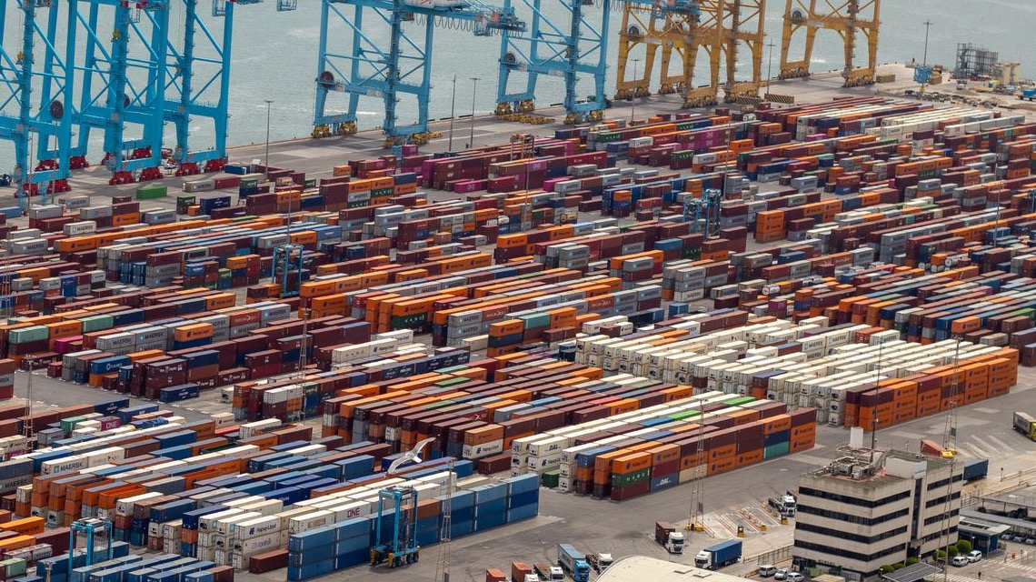 Patio de contenedores y grúas pórtico en una terminal portuaria