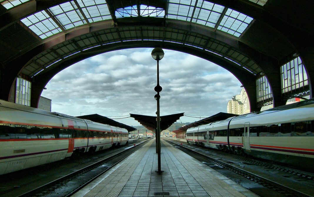 Andenes y trenes bajo la marquesina de la estación de San Cristóbal en A Coruña