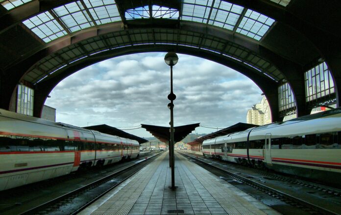 Renfe deja A Coruña sin trenes del 5 al 12 de noviembre por obras Andenes y trenes bajo la marquesina de la estación de San Cristóbal en A Coruña