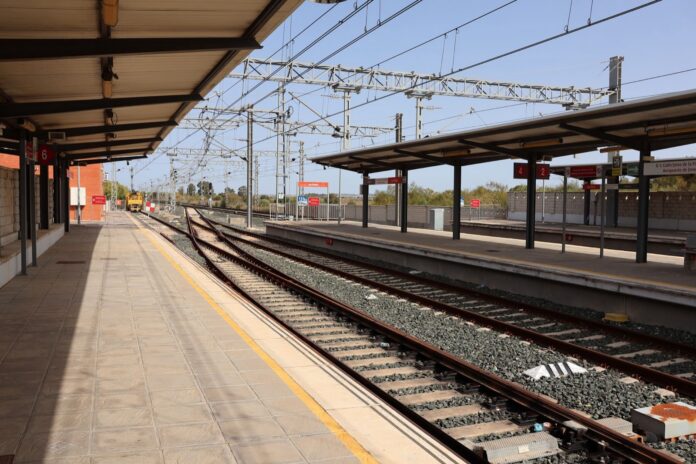 Renfe: Semaf convoca huelga de maquinistas el 29-oct, 24 horas Andén vacío de una estación de cercanías en Andalucía, con las vías electrificadas y marquesinas bajo un cielo despejado